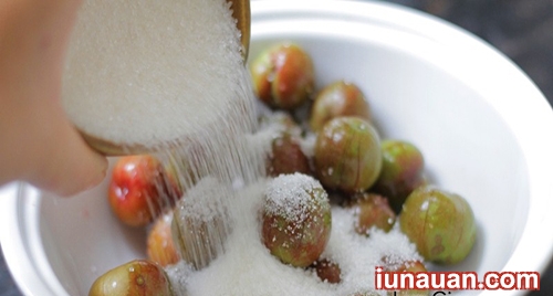 Ảnh minh họa 4 - Tranh thủ mùa mận làm món si rô mận mát lạnh, thơm ngon !