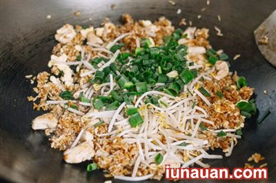 Ảnh minh họa 6 - Cách làm cơm rang thịt gà siêu ngon miệng, càng ăn càng nghiền !