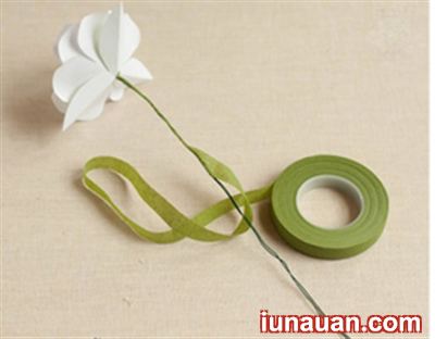 Ảnh minh họa 4 - Cách làm một bó hoa hồng từ giấy trắng siêu lãng mạn