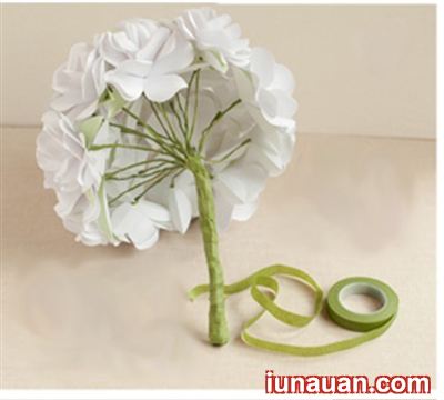 Ảnh minh họa 5 - Cách làm một bó hoa hồng từ giấy trắng siêu lãng mạn