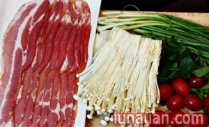 Ảnh minh họa 1 - Cuối tuần đổi vị làm món ba chỉ cuộn nấm kim châm