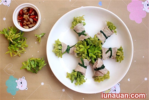 Ảnh minh họa 2 - Vừa ngọt vừa thơm món thịt cuộn hoa thiên lý hấp nóng hổi vừa thổi vừa ăn !