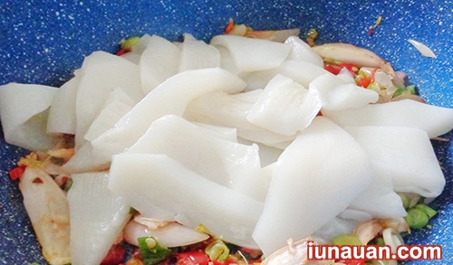 Ảnh minh họa 4 - Cơm trôi vèo vèo với món mực xào sa tế cay cay, thơm thơm !