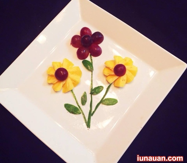Ảnh minh họa 5 - Cách trang trí đĩa ăn từ dứa và nho siêu đẹp, siêu đơn giản !