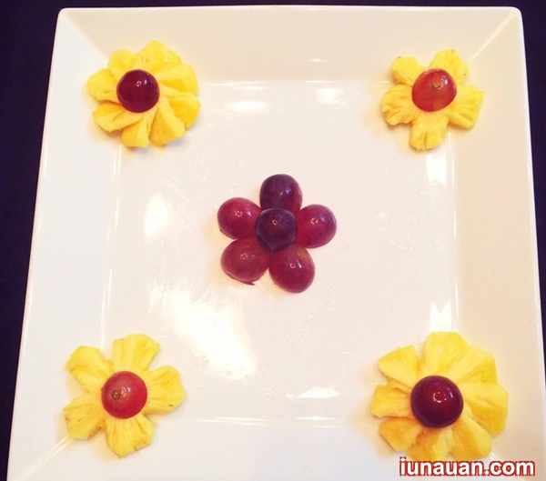 Ảnh minh họa 6 - Cách trang trí đĩa ăn từ dứa và nho siêu đẹp, siêu đơn giản !