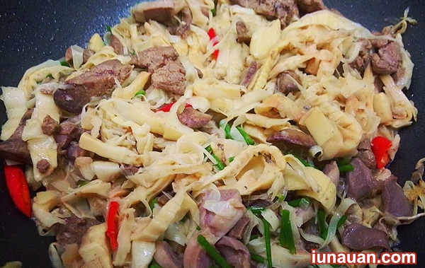 Ảnh minh họa 10 - Chua chua giòn giòn món lòng vịt xào măng chua đưa cơm ai cũng thích !