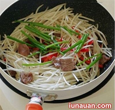 Ảnh minh họa 5 - Hướng dẫn cách làm thịt bò xào giá đỗ đơn giản, ngon cơm !
