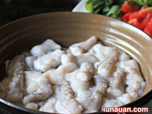 Ảnh minh họa 3 - Giòn giòn ngon miệng món bạch tuộc hấp lá ổi cực đơn giản !