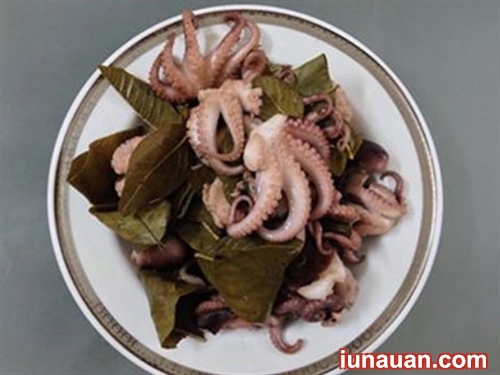 Ảnh minh họa 6 - Giòn giòn ngon miệng món bạch tuộc hấp lá ổi cực đơn giản !