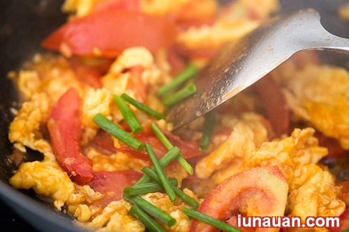 Ảnh minh họa 5 - Đơn giản ngon cơm với món trứng chiên sốt cà chua đậm đà thơm ngon lắm ý !