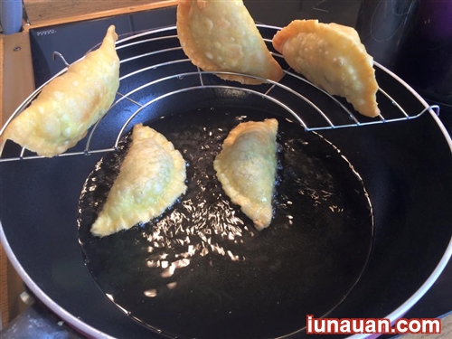 Ảnh minh họa 7 - Tự làm bánh gối giòn tan thơm phức cả nhà cùng mê !