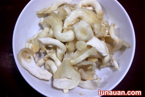 Ảnh minh họa 3 - Ngọt thanh, bổ dưỡng với cách làm món nấm sò trắng nấu bí đỏ thịt băm cực đơn giản !