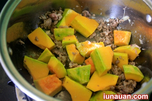 Ảnh minh họa 6 - Ngọt thanh, bổ dưỡng với cách làm món nấm sò trắng nấu bí đỏ thịt băm cực đơn giản !