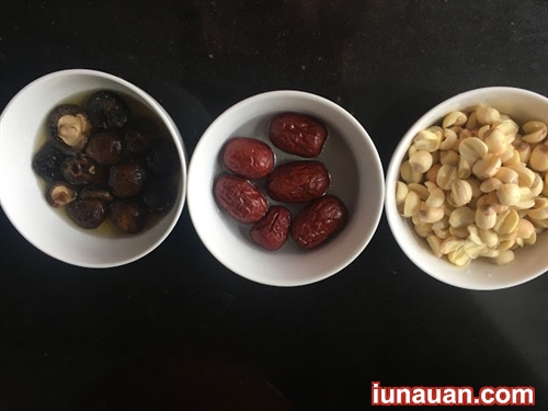 Ảnh minh họa 3 - Bồi bổ cơ thể với cách làm món gà hầm hạt sen táo đỏ nấm hương - công thức ngon bất bại !