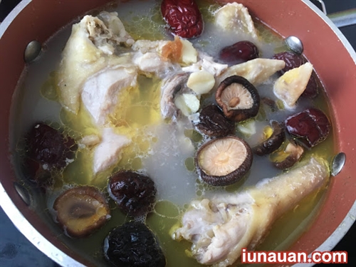 Ảnh minh họa 4 - Bồi bổ cơ thể với cách làm món gà hầm hạt sen táo đỏ nấm hương - công thức ngon bất bại !