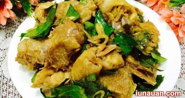 Ảnh minh họa 2 - Đưa cơm với cách làm món thịt gà rang lá móc mật đậm đà dễ ăn !