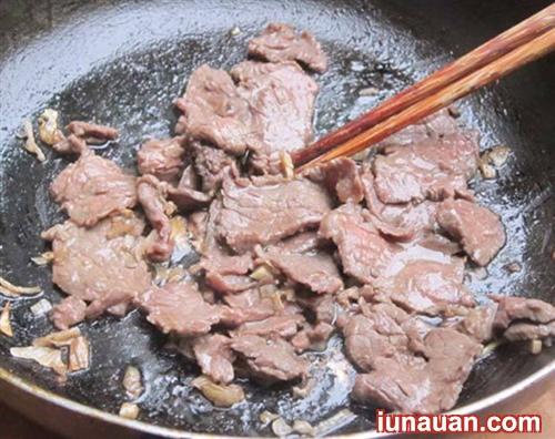 Ảnh minh họa 4 - Mát trời đổi vị cho cả nhà với món rau muống xào thịt bò cực đưa cơm !