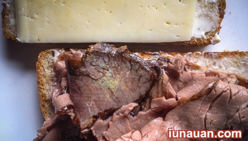 Ảnh minh họa 1 - Thịt bò khi nấu lại ánh lên màu óng ánh như bảy sắc cầu vồng có ăn được không ?